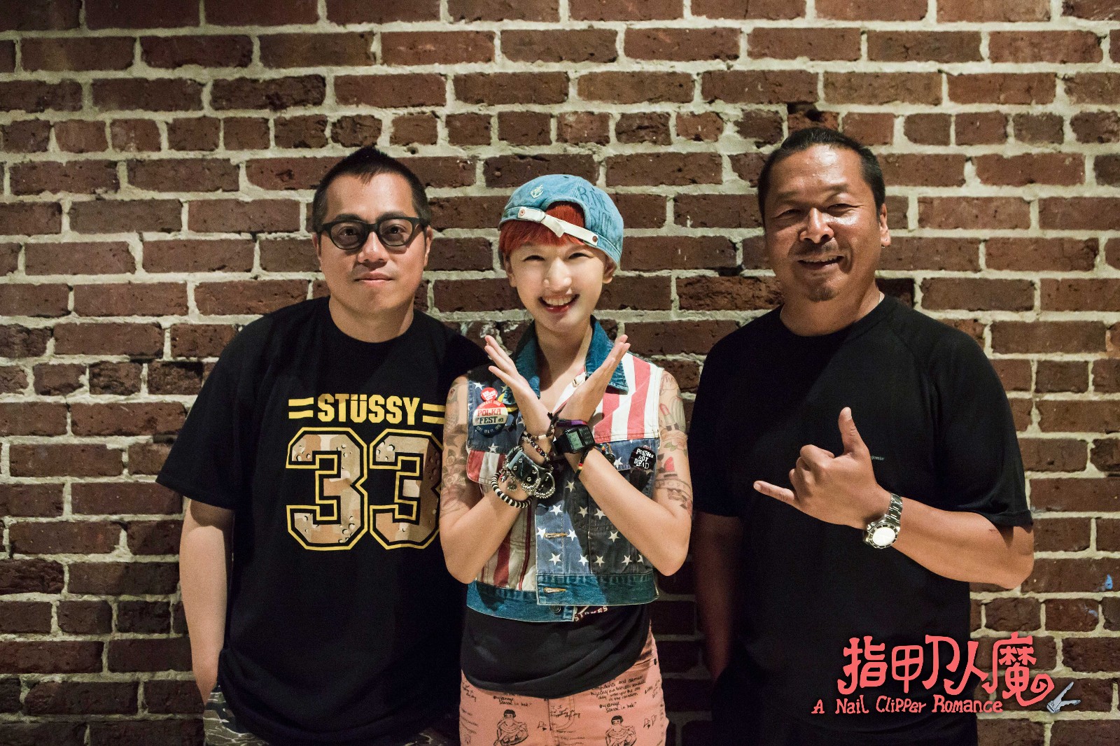 周冬雨和監(jiān)制導(dǎo)演的合影 搞怪調(diào)皮.jpg